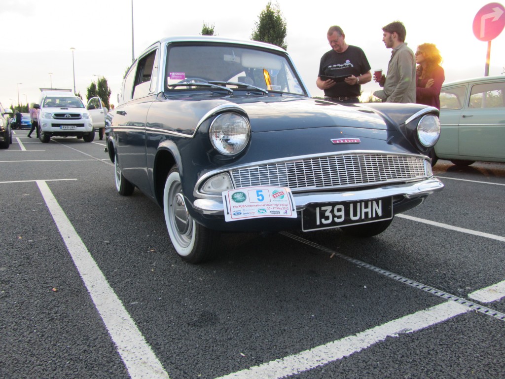 139 UHN 105E Saloon
