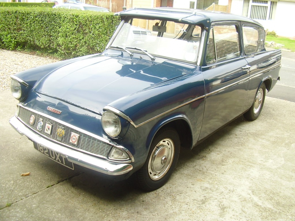 182 UXT 105E Saloon