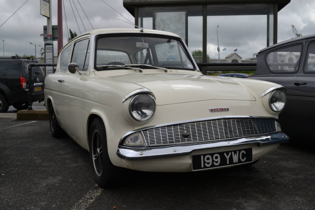 199 YWC 105E Saloon