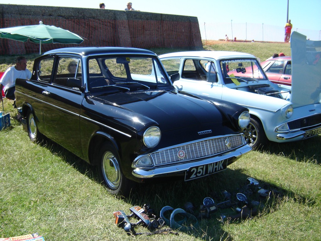 251 WHK 105E Saloon