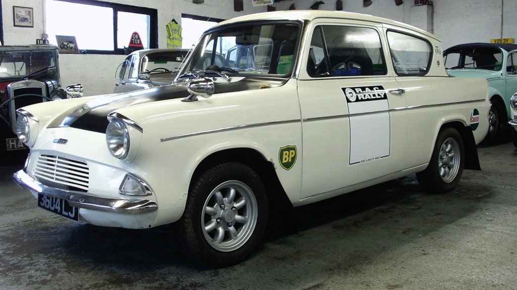 3604 LJ 105E Saloon