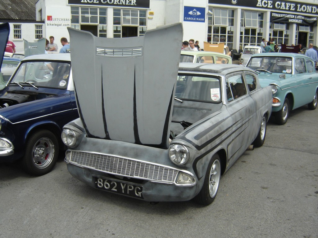 862 YPG 105E Saloon