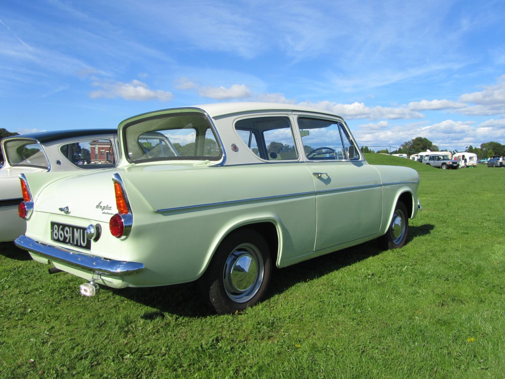 8691 MU 105E Saloon