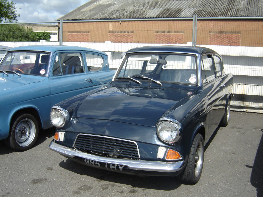 985 THY 105E Saloon