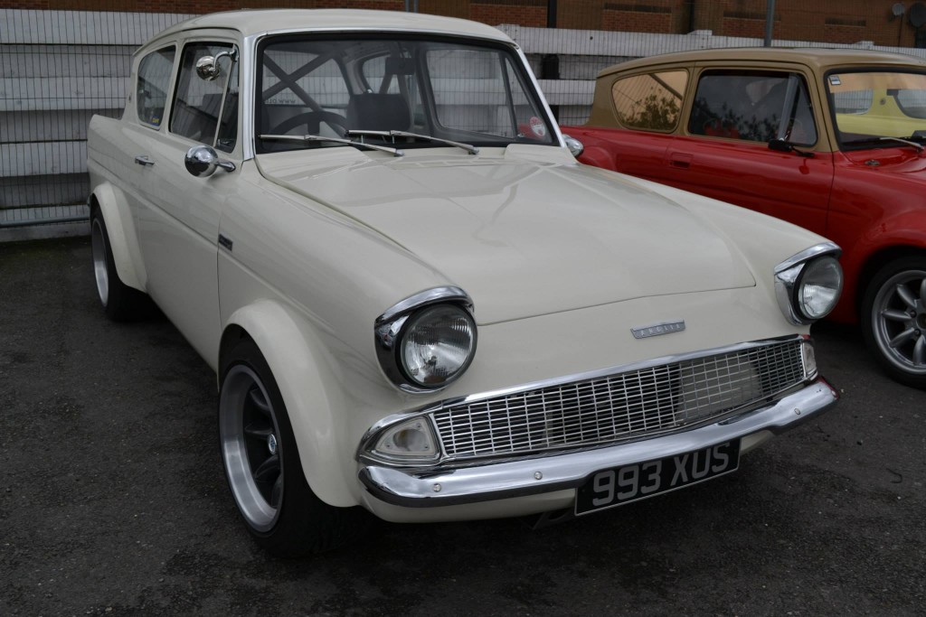 993 XUS 105E Saloon
