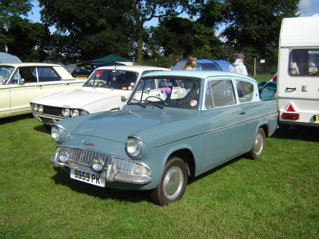 9959 PK 105E Saloon