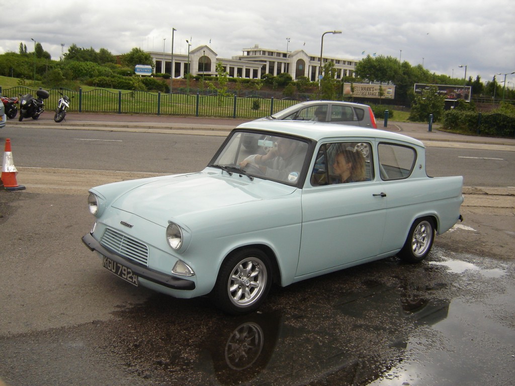 KGU 792A 105E Saloon