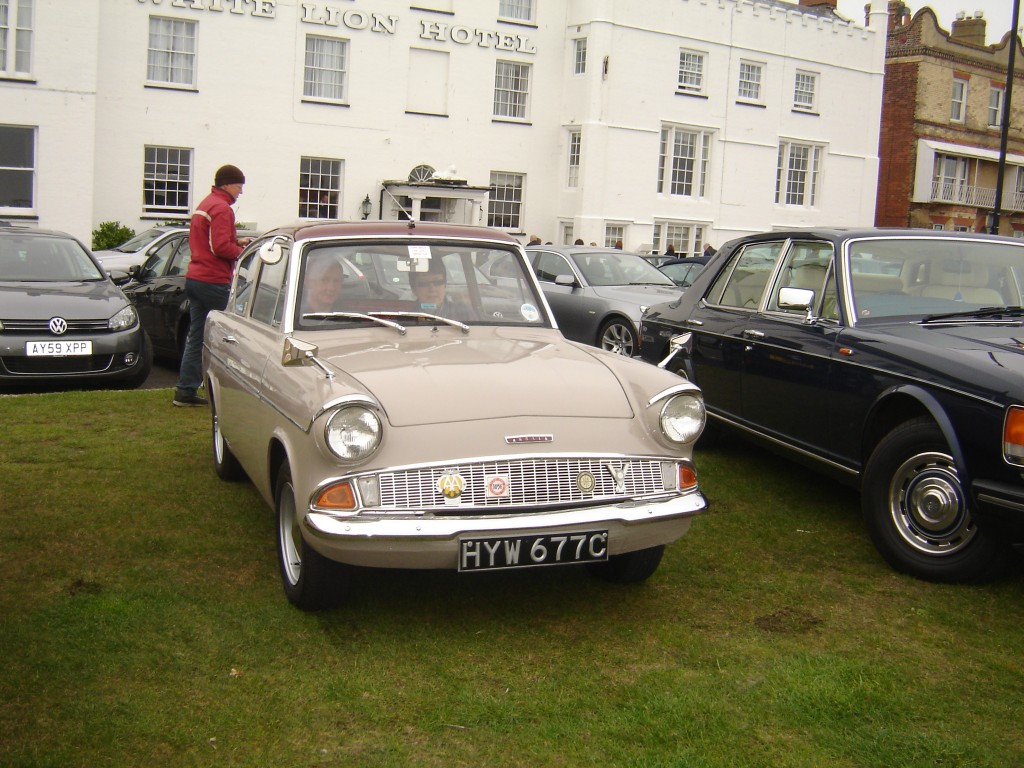HYW 677C 105E Saloon