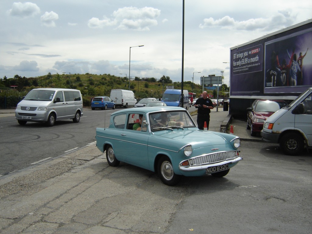 NOO 832C 105E Saloon