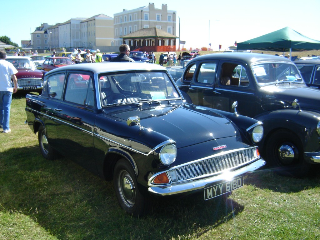 MYY 618D 105E Saloon