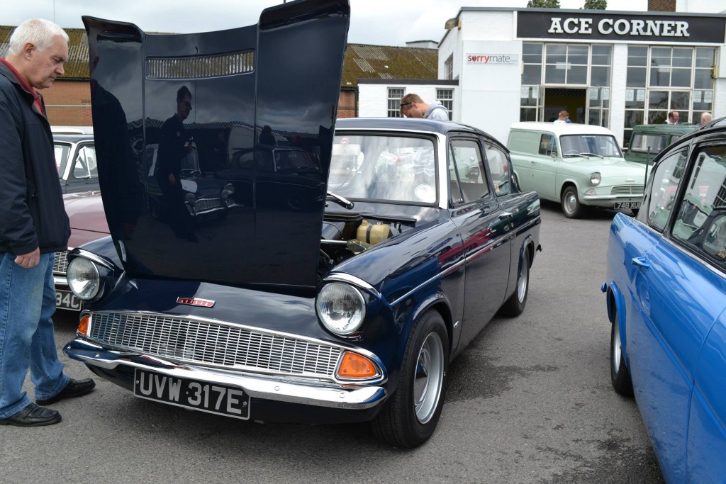UVW 317E 105E Saloon