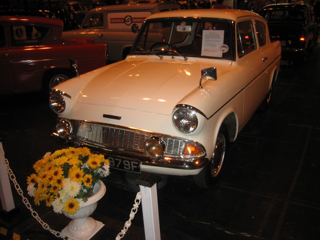YNO 879F 105E Saloon